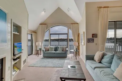 Image de 341ewi Vaulted 2br Lakefront Suite| Pool, Hot Tub, Sauna