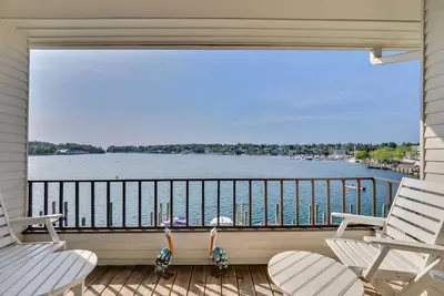 Image de Spacious Lake Charlevoix Condo | Downtown Charlevoix | Pool, Hot Tub, Sauna