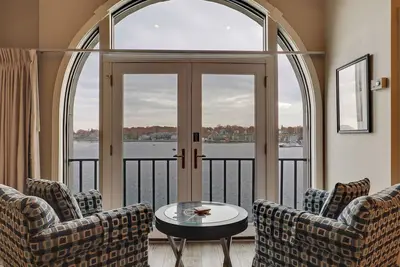 Image de 344ewi Soaring Ceilings| Downtown Charlevoix | Pool, Hot Tub, Sauna