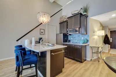 Image de Premier 2br Edgewater Stay | Downtown Charlevoix | Pool, Hot Tub, Sauna