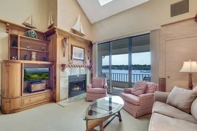 Image de Ewi355 Spacious Lakefront Condo | Downtown Charlevoix | Pool, Hot Tub, Sauna