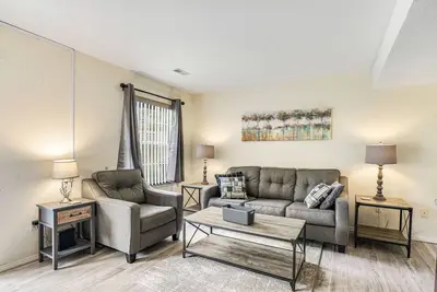 Image de Comfortable and conveniently-located home with central Ac, patio, & washer/dryer