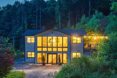 Image de Above Asheville, Art House