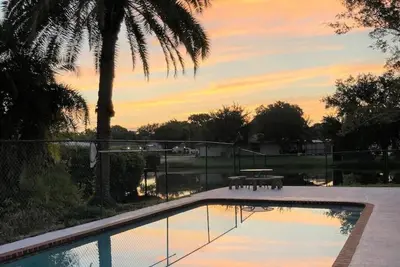 Image de Close to Ami! 4bdrm\/3bath, open concept, heated pool, sleeps 13!