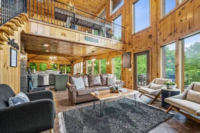 Image de New! Secluded Modern Getaway Cabin ⭐️ Hot Tub, King-Size Beds, Deck, Game Loft