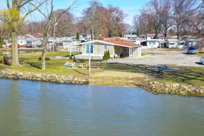 Image de Peaceful Lakefront 3 bedroom Home with Boat Slip - Perfect Family Retreat