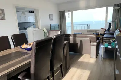 Image de Panoramic Sea & City views. Amazing 3 bedroom condo one block to the beach!