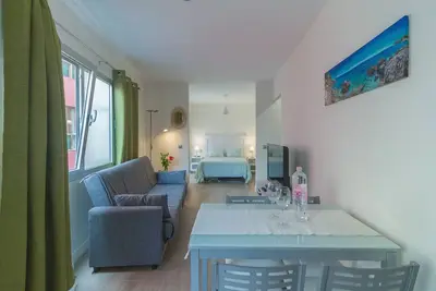 Image de New and cute studio close to the beach.