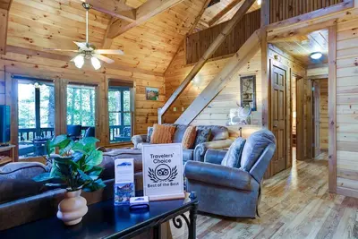 Image de Whispering Winds - Hot Tub, Pool Table, Multiple Award Winner