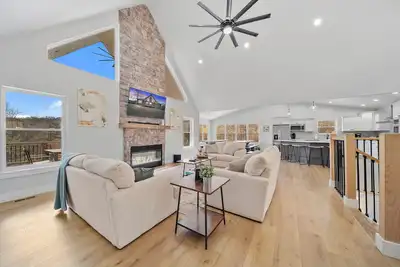 Image de Lakeview Home/Private Boat Dock/Hot tub/Golf Cart/Gameroom/Stunning Fall Views