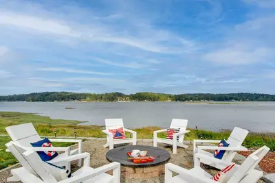 Image de Waterfront Allyn Home with Fire Pit + 2 Kayaks!