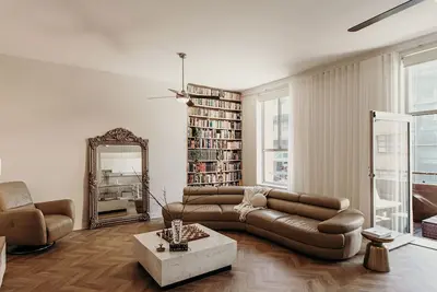 Image de Classy City apartment close to Beach.