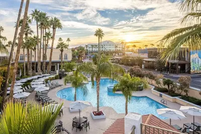 Image de Modern King Unit with Sunset Views! Pool, Parking, Dining, and Gym Access!