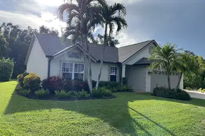 Image de Fabulous home w/ new pool & spa. Minutes to golf, shop, dine, and fun-in-sun.