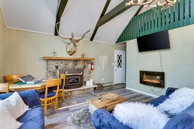 Image de The Crazy Caribou Chalet- Pocono Mt - Hot tub Lake/ Ski/ Kayak/ Pool w. Game r.