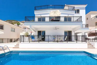 Villa Amorosa - Modern 4 bed With Beautiful Views, Sleeps 10 Guests