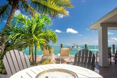 Image de Dolfan Oceanfront Cottage Direct oceanfront with 50 ft of dockage and jacuzzi and kayaks 4 bed 2 bath home