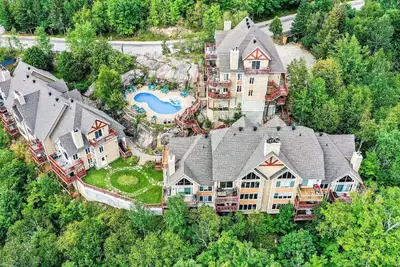 Image de Tremblant Hauts-Bois - Condo Ski In/Out avec 2 Chambres et Accès Piscine - Le Toboggan