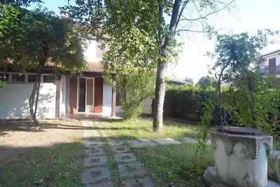 Image de Maison mitoyenne sur deux niveaux avec grand jardin privatif