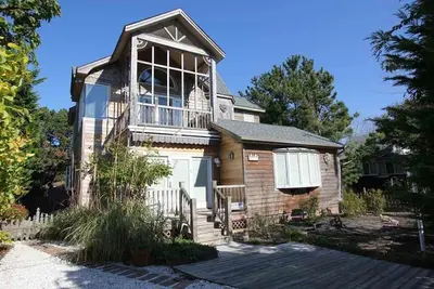 Image de Amazing property, steps away from a guarded beach entrance makes going home very convenient!