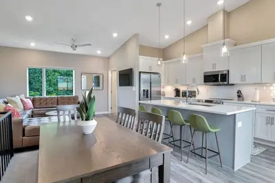 Image de Chic Southside Three King Bedroom Townhome