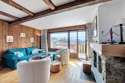 Image de Un séjour avec cheminée, une cuisine-bar avec vitrocéram, une machine à café Nespresso et lave-vaiss