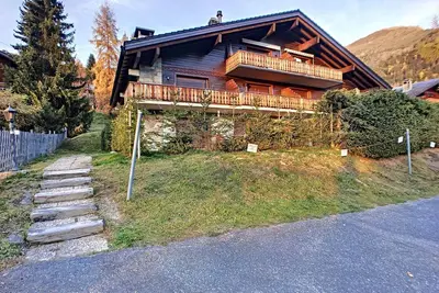 Image de Un séjour avec canapé-lit, coin à manger, une cheminée, une cuisine séparée avec lave-vaisselle, une