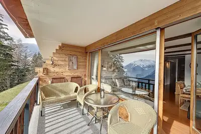 Image de Séjour avec coin à manger, cuisine ouverte avec vitrocéram, lave-vaisselle, micro-ondes et machine à