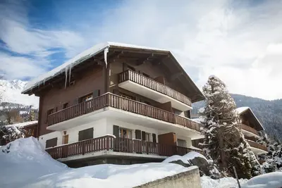 Image de Un séjour, une cuisine-bar avec 3 plaques électriques et  micro-onde, une chambre à lit double, une