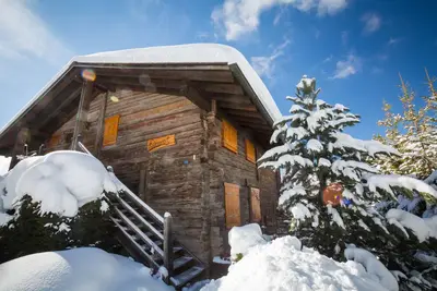 Image de Un séjour avec cheminée, une cuisine avec vitrocéram, lave-vaisselle, micro-ondes et lave-linge, un