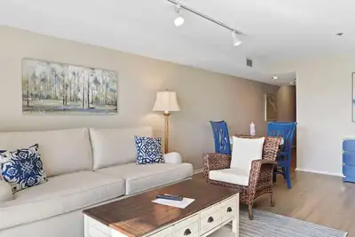 Image de 117b Edgewater Inn Condo| Waterfront Access| Pool, Hot Tub, Sauna | Sleeps 4