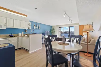 Image de 117c Edgewater Inn Condo| Waterfront Access| Pool, Hot Tub, Sauna | Sleeps 4