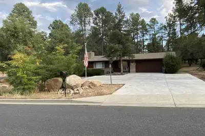 Image de Single Story Chic', One mile from Downtown, with Tesla 220v Outlet in Garage