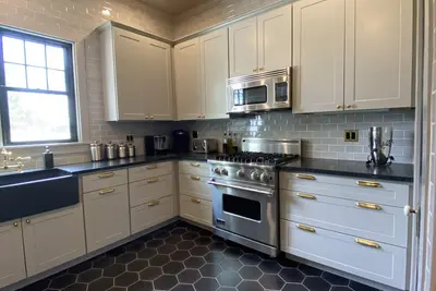 Image de Newly Renovated Designer 3-Br / 2-Bth Carriage House in Athens!