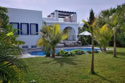 3 bedroom tropical villa on the the coastline-2min to the Beach!