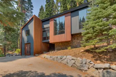 Image de Mod Haus West Shore - Private Beach Access and Pier, Close to Lake
