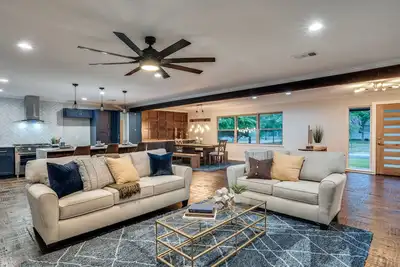 Image de The Corner House- 5 Bed/4bath home in Dallas/Dfw!