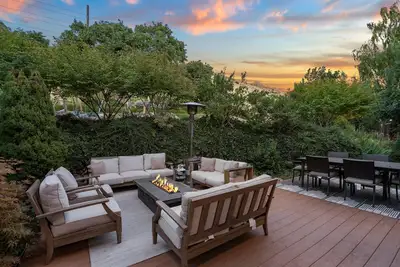 Image de Luxury 7000 Sqft, Sleeps 20 - Bball, VBall, 1 acre