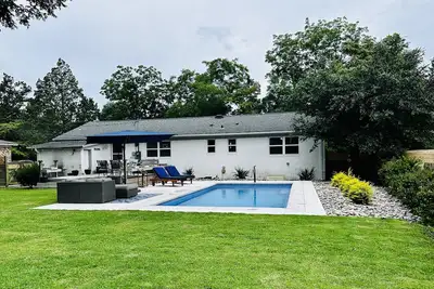 Newly renovated home with private heated saltwater pool, close to beach and Uncw