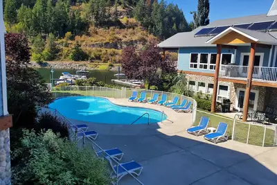 Image de Waterfront Condo unit D201 with Boat Slip, Pool, Hot Tub, underground Parking