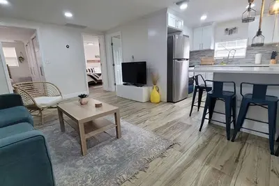 Image de Stylish Chic  King Bed Ybor Dt