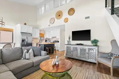 Image de Ideally located beachfront home with balcony, washer/dryer, Ac, & amazing views