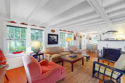 Image de Waterfront dog-friendly cottage with amazing views, deck, grill, & washer/dryer