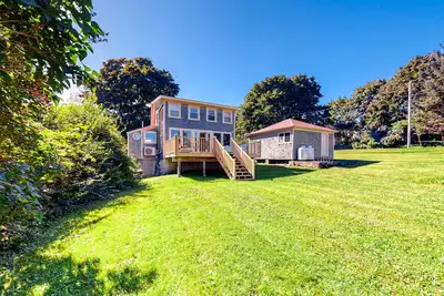 Image de Dog-friendly cottage with amazing bay views & deck - snowbirds welcome