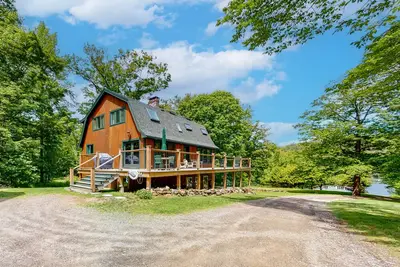 Image de Dog-friendly, waterfront cabin with grill, deck, & W\/D - snowbirds welcome