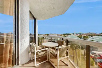 Image de Second Floor Condo with Shared Pool, Partial Ocean View, Washer/Dryer, and WiFi