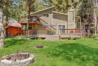 Image de Beautifully renovated, golf-course-front home with 2 decks - near Sp & downtown