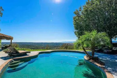 Image de Serene Winter Retreat Hot Tub Fireplace Ev Charger