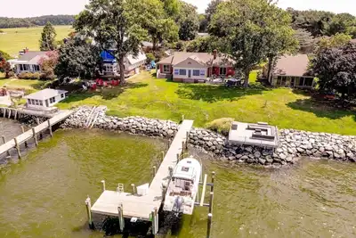 Image de Private pier at multi-suite waterfront home on the Bay with Hot Tub (Open! )