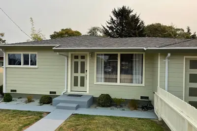 Image de Clean and Bright Cottage, 3 bedroom with Game Room and Laundry!